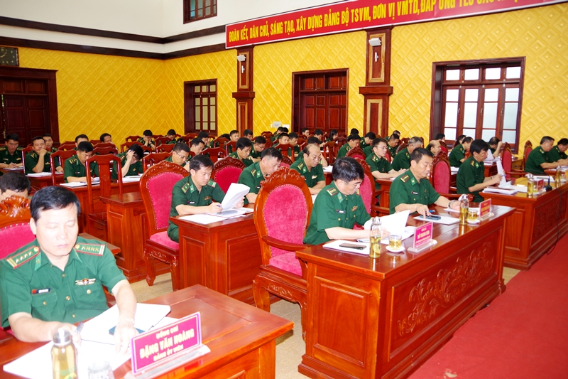 Lãnh đạo Đảng ủy, BCH BĐBP tỉnh và các đại biểu tham dự hội nghị.