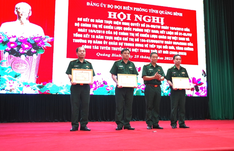 Đồng chí đại tá Trịnh Thanh Bình, Chỉ huy trưởng BĐBP tỉnh trao giấy khen của Bộ Chỉ huy BĐBP tỉnh cho 3 tập thể có thành tích trong thực hiện Chỉ thị 154 của Thường vụ Đảng uỷ Quân sự Trung ương. 