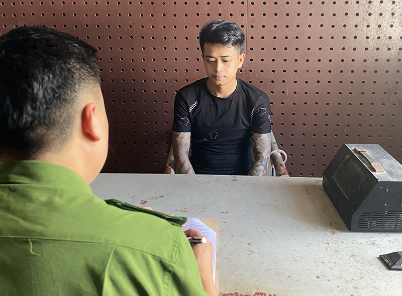 Đối tượng Lê Văn Đức tại cơ quan điều tra Công an TP. Đồng Hới.
