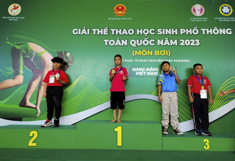VĐV Lê Minh Quang nhận HCV tại giải.
