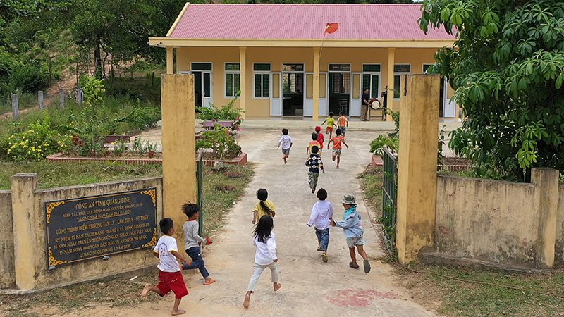 Qua sự kết nối của lực lượng Công an tỉnh, sự đồng hành của anh chị Hoàng Sơn, Thu Hiền, những điểm trường khang trang, sạch đẹp đã được xây dựng tại các bản biên giới.