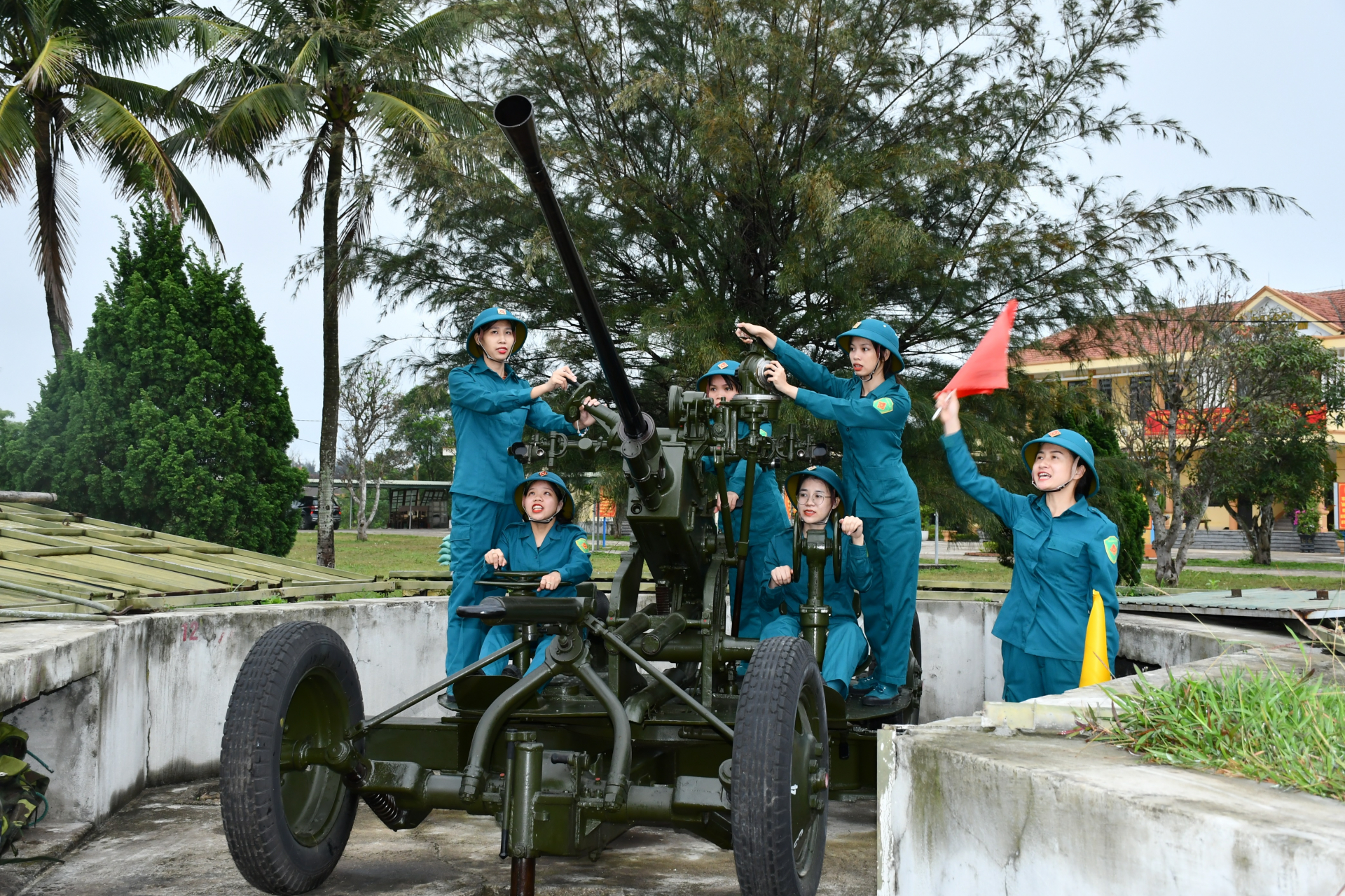 Các nữ pháo thủ thực hành huấn luyện.