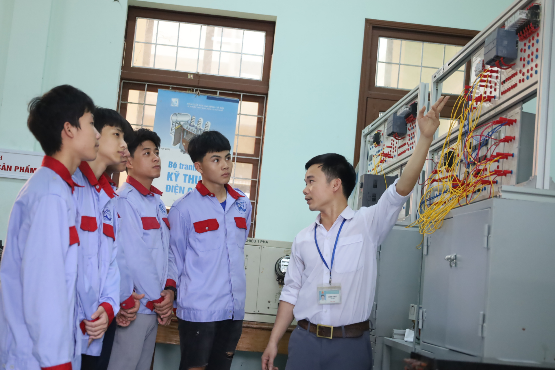 Các chương trình đào tạo nghề điện, điện tử tập trung nhiều vào kỹ năng thực hành.