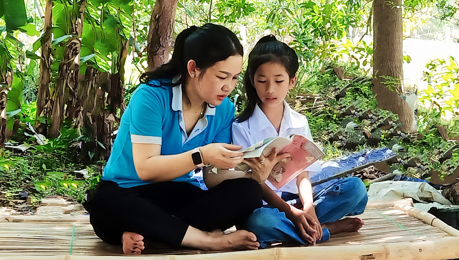 Không chỉ giúp đỡ vật chất, cán bộ hội LHPN các cấp luôn đồng hành cùng các em trong cuộc sống