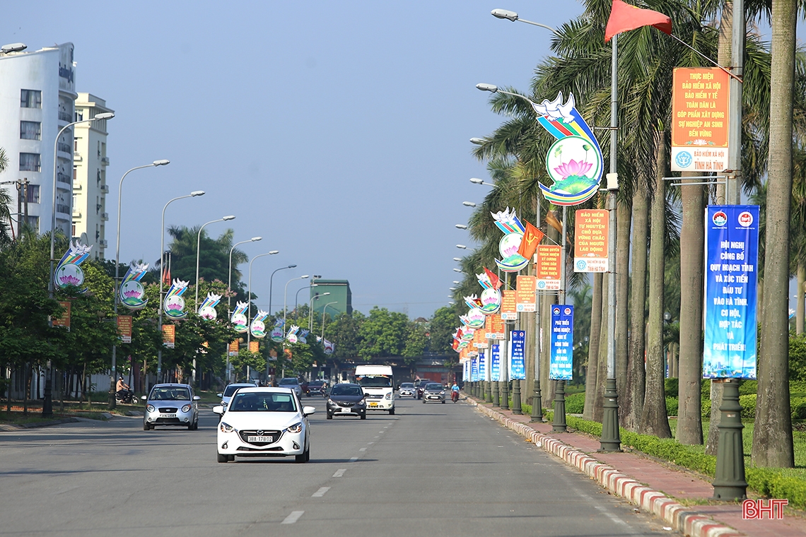 Trên những tuyến đường chính, điểm công cộng tại TP Hà Tĩnh được trang trí nhiều pa-nô, biểu ngữ tuyên truyền về hội nghị. Ảnh: Đình Nhất.
