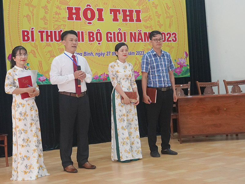 Các thí sinh tham gia các phần thi.