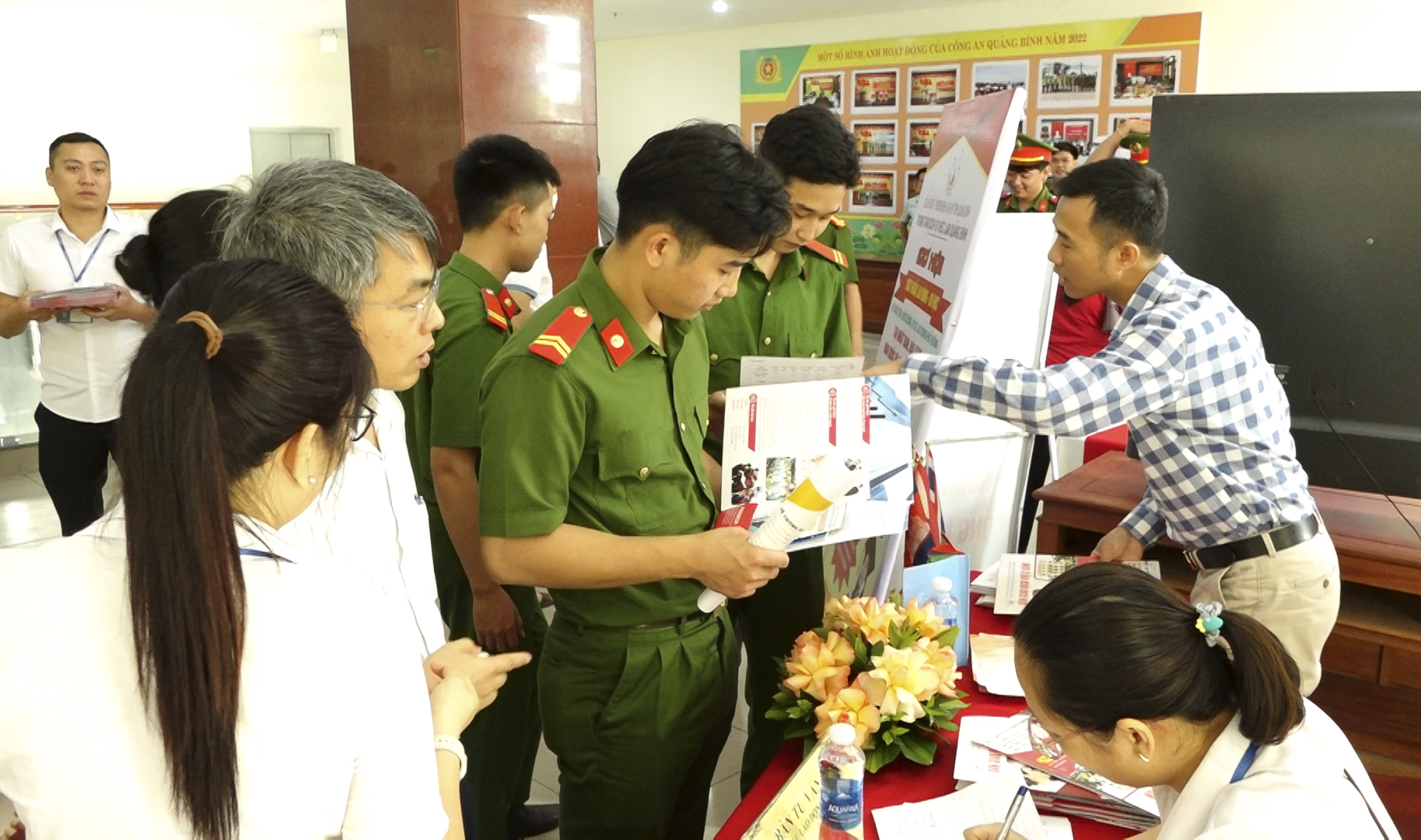 Các chiến sĩ nghĩa vụ xuất ngũ được gặp gỡ, giao lưu, tìm kiếm cơ hội việc làm phù hợp, ổn định sau khi xuất ngũ.