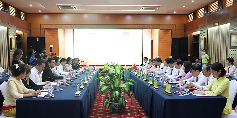 Quang cảnh buổi làm việc.