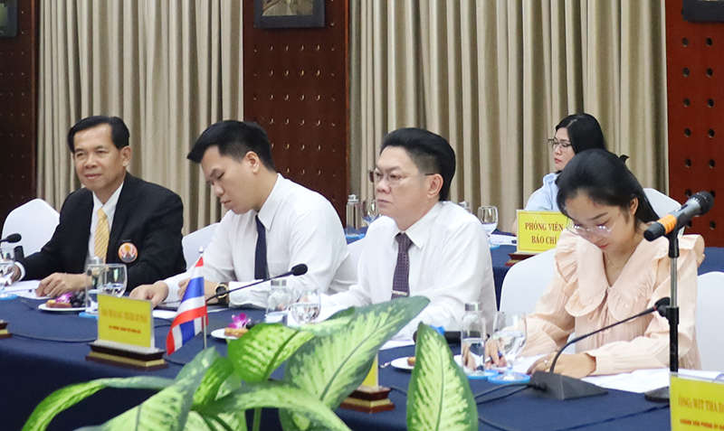 Ông Thi Ra Sặc - Thi Kha Du Phăn, Thị trưởng TP. Khỏn Kèn trao đổi về những điểm mới sẽ ký kết trong thời gian tới.