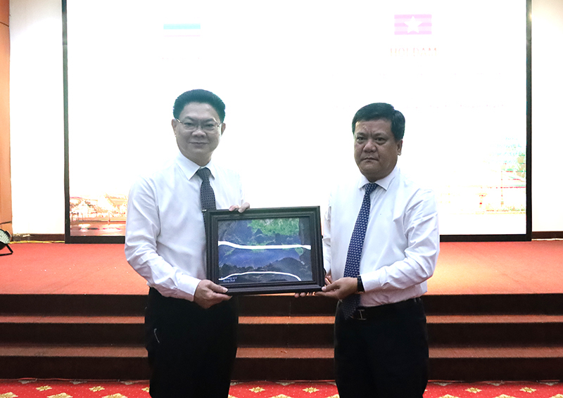 Đồng chí Bí thư Thành ủy Đồng Hới Trần Phong trao quà lưu niệm tặng ông Thị trưởng TP. Khỏn Kèn Thi Ra Sặc - Thi Kha Du Phăn.