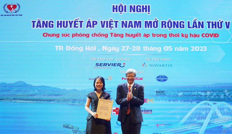 Ban tổ chức trao chứng nhận nhà tài trợ Kim cương cho Công ty SERVIER.