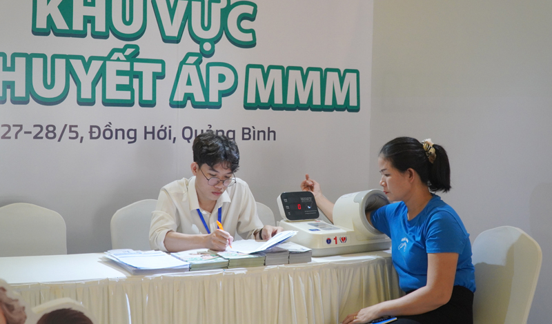 Các hoạt động bên lề hội nghị: Đo huyết áp cho người trên18 tuổi...