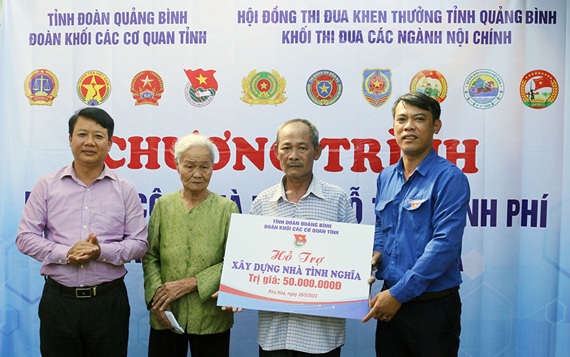 Đại diện Khối thi đua các ngành Nội chính tỉnh và Đoàn khối các cơ quan tỉnh trao tiền hỗ trợ và khởi công công trình.