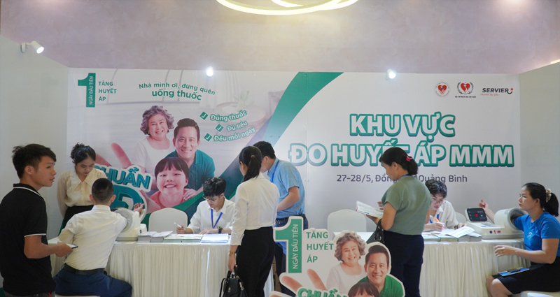 ... tư vấn cho người tăng huyết áp và hướng dẫn cài đặt app theo dõi huyế áp hàng ngày cho người dân. 