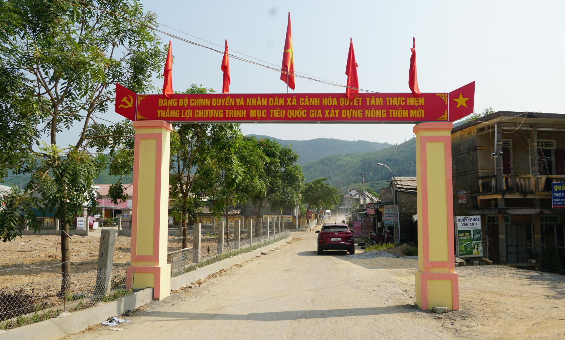 Nhiều tuyến đường giao thông ở xã Cảnh Hóa được mở rộng, cứng hóa.