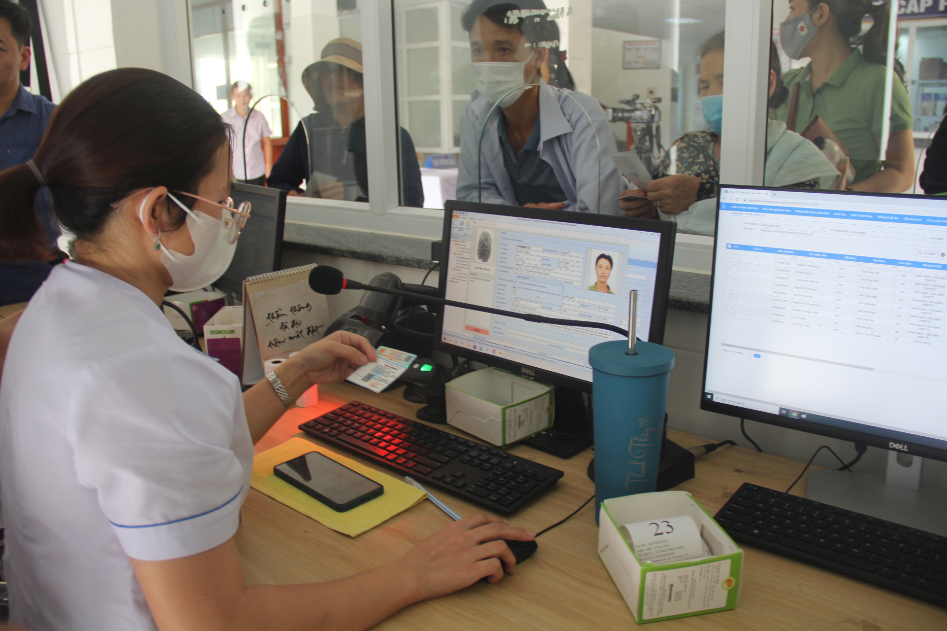 Thực hiện thí điểm mô hình sử dụng CCCD gắn chíp bằng xác thực sinh trắc trong KCB BHYT tại Bệnh viện đa khoa TP. Đồng Hới.