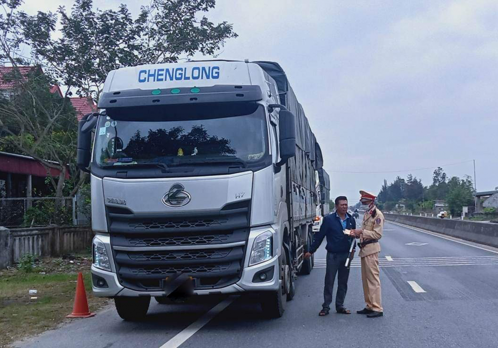 Lực lượng Cảnh sát giao thông kiểm tra, xử lý trường hợp có vi phạm.
