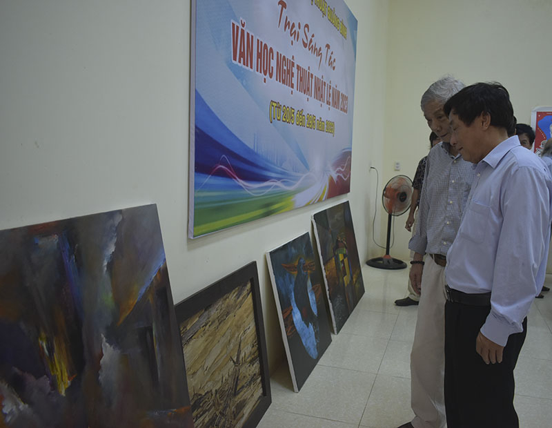 Các văn nghệ sĩ trưng bày tác phẩm mới tại trại sáng tác
