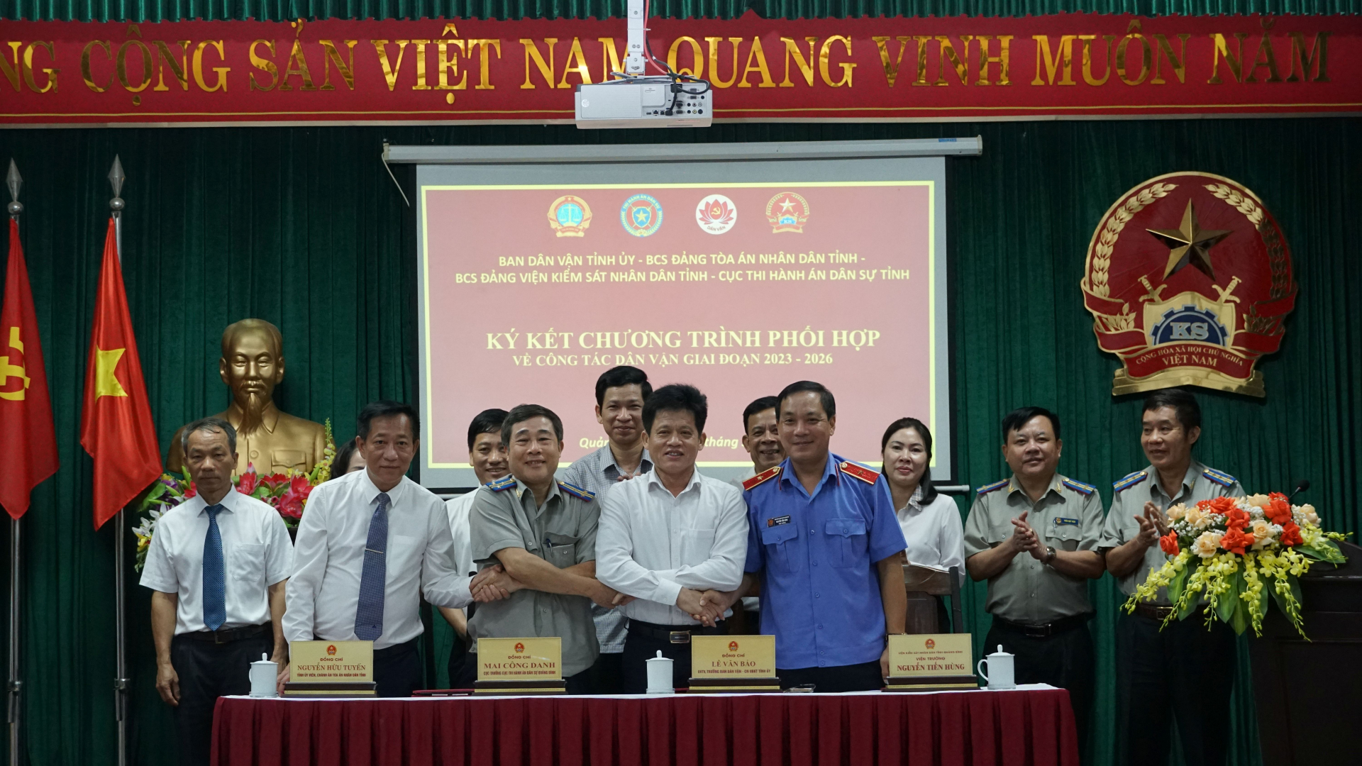 Lãnh đạo Ban Dân vận Tỉnh ủy và Ban cán sự Đảng 3 cơ quan Tư pháp ký kết chương trình phối hợp.