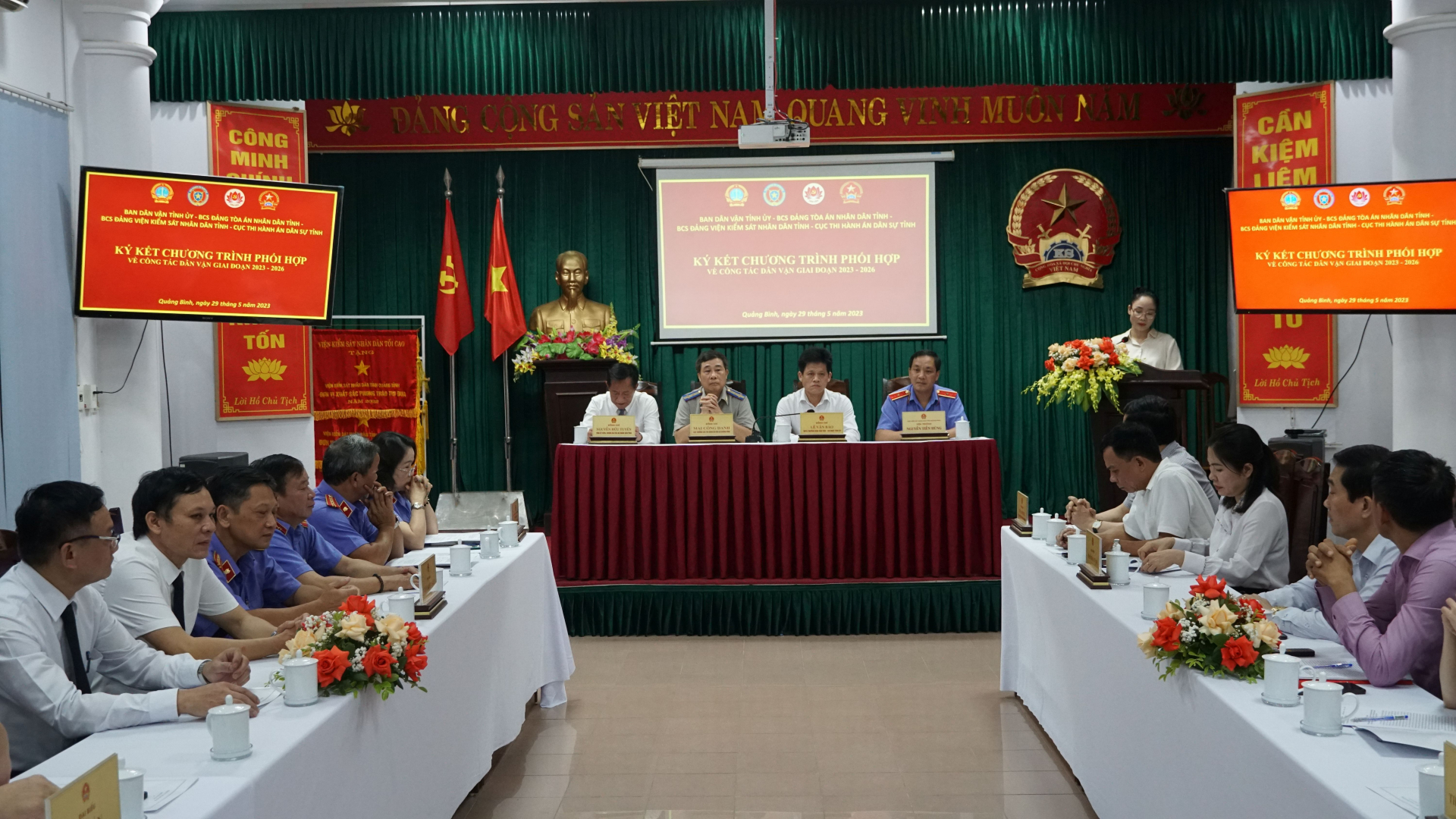 Toàn cảnh buổi ký kết,