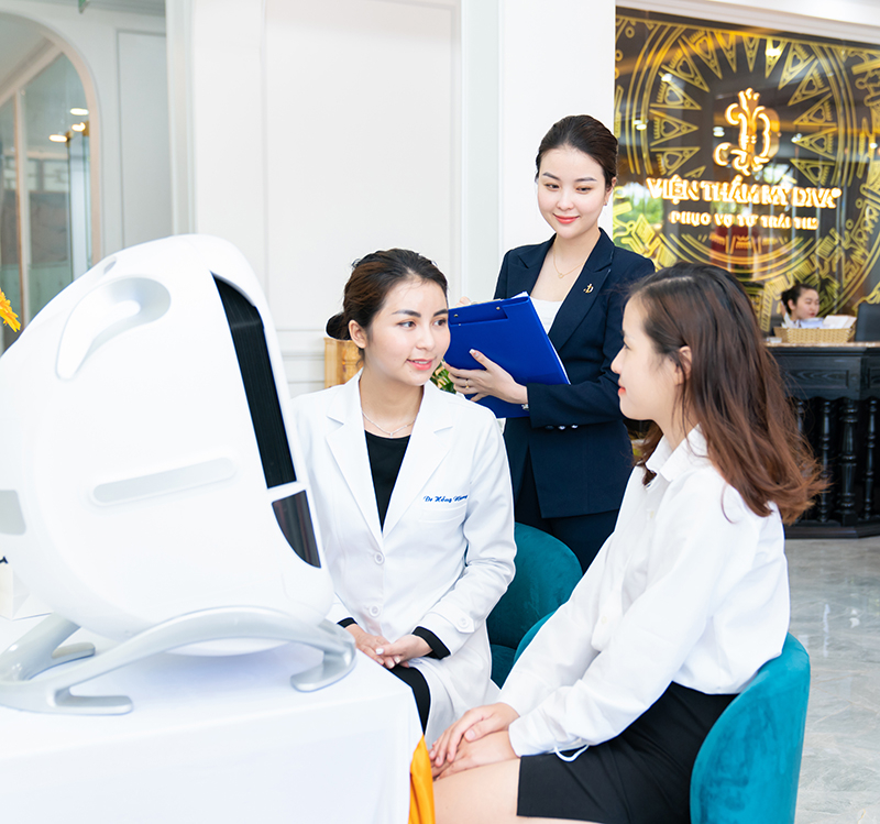 Tất cả khách hàng đều được soi da miễn phí tại Viện thẩm mỹ DIVA trong ngày khai trương