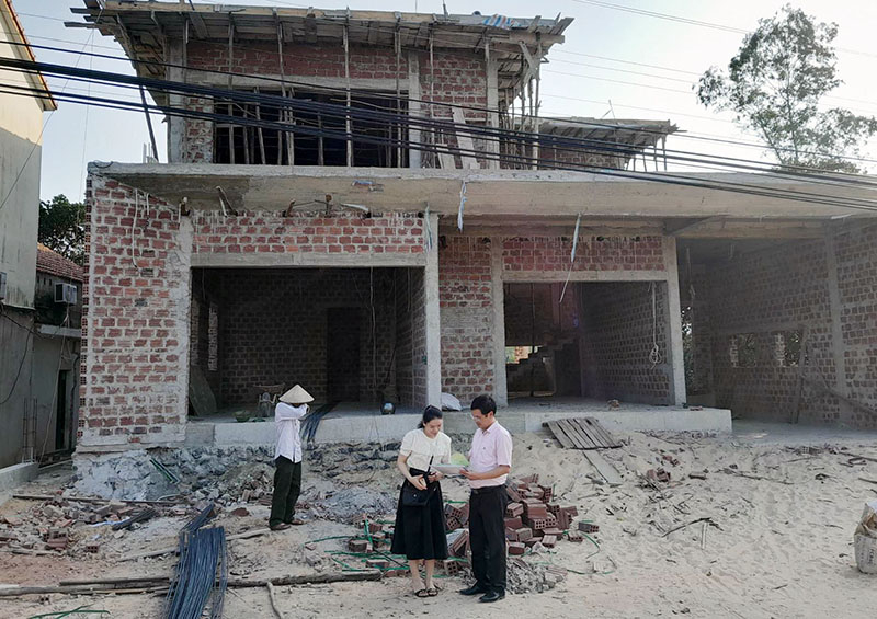 Cán bộ Ngân hàng Chính sách xã hội hướng dẫn thủ tục vay vốn đối với chương trình cho vay nhà ở xã hội.