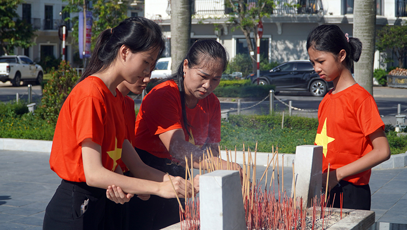 … và viếng tượng đài Mẹ Suốt