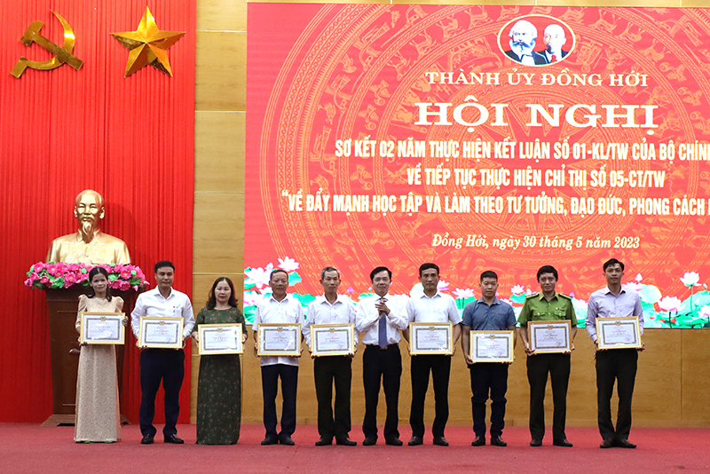 Đại diện lãnh đạo thành phố trao giấy khen tặng các cá nhân.