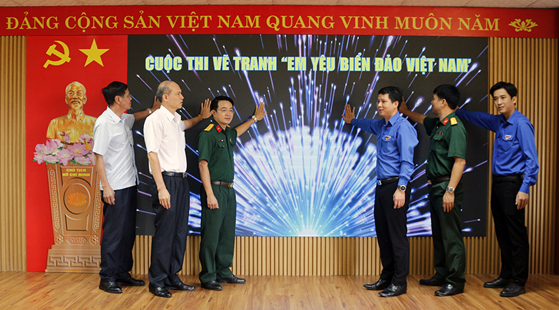 Các đại biểu phát động cuộc thi.