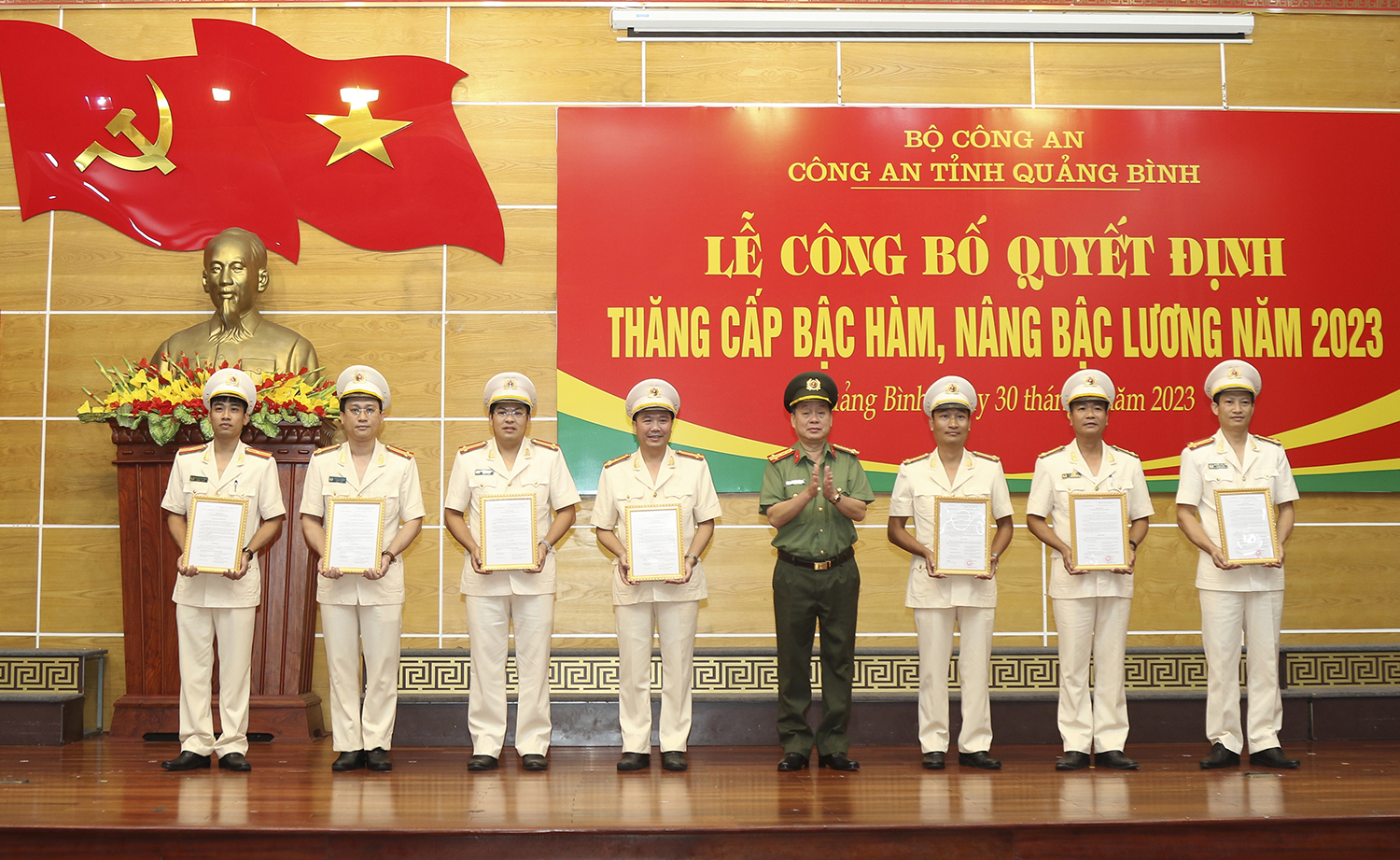 Đại tá Nguyễn Hữu Hợp, Ủy viên Ban Thường vụ Tỉnh ủy, Giám đốc Công an tỉnh, trao quyết định thăng cấp bậc hàm, nâng bậc lương năm 2023 cho cán bộ, chiến sỹ Công an tỉnh