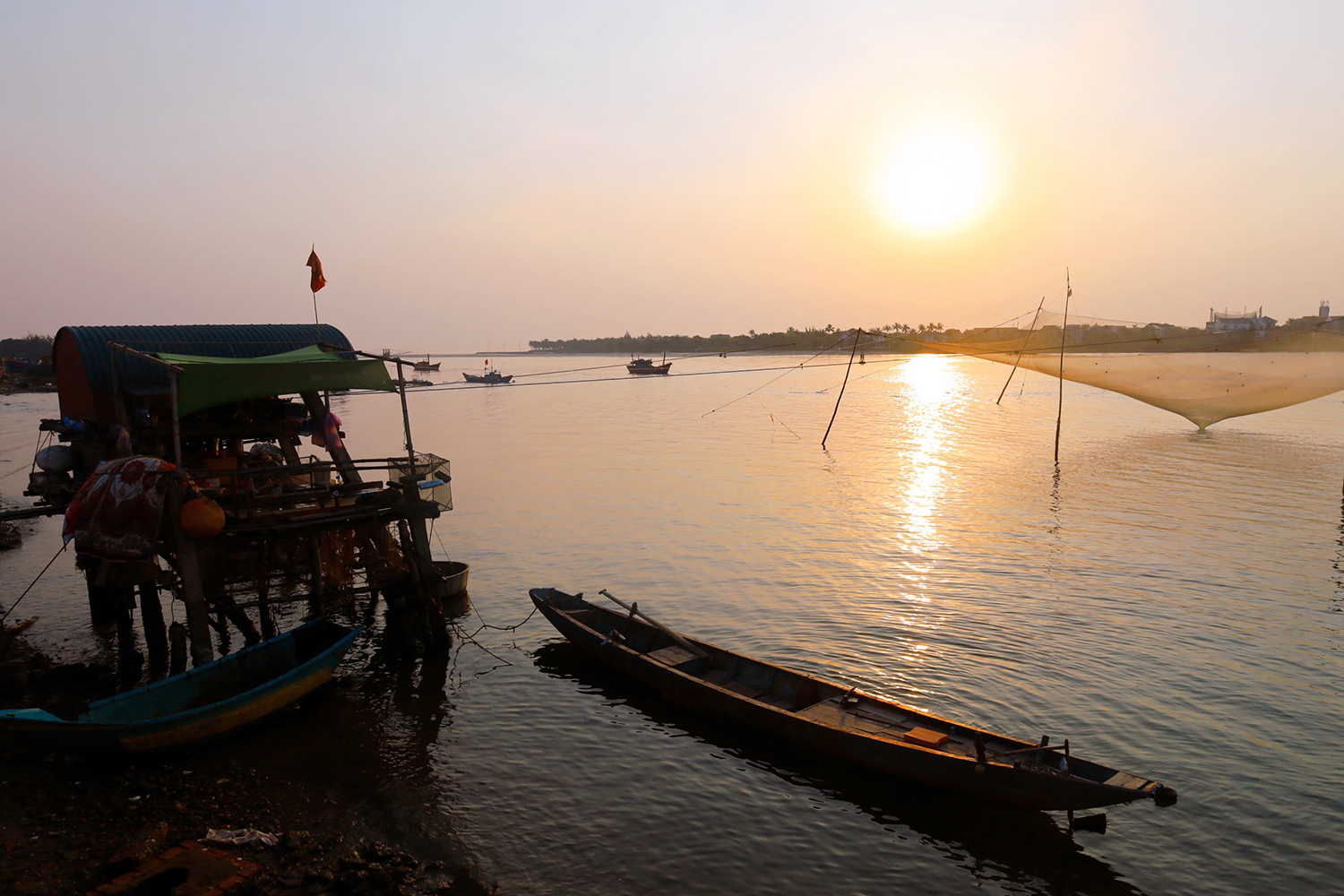 Chòi rớ ven sông Nhật Lệ.