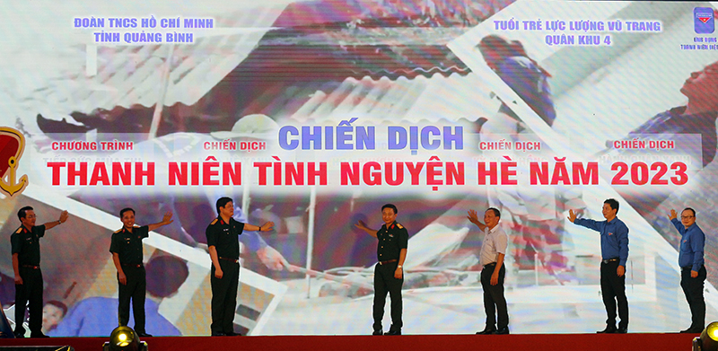 Đại diện lãnh đạo Quân khu 4 và lãnh đạo tỉnh nhân nút phát động “Chiến dịch thanh niên tình nguyện hè” năm 2023.