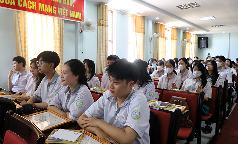 Các em học sinh dự lễ trao thưởng.
