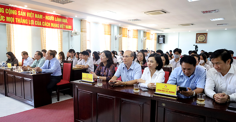 Các đại biểu dự lễ trao thưởng. 