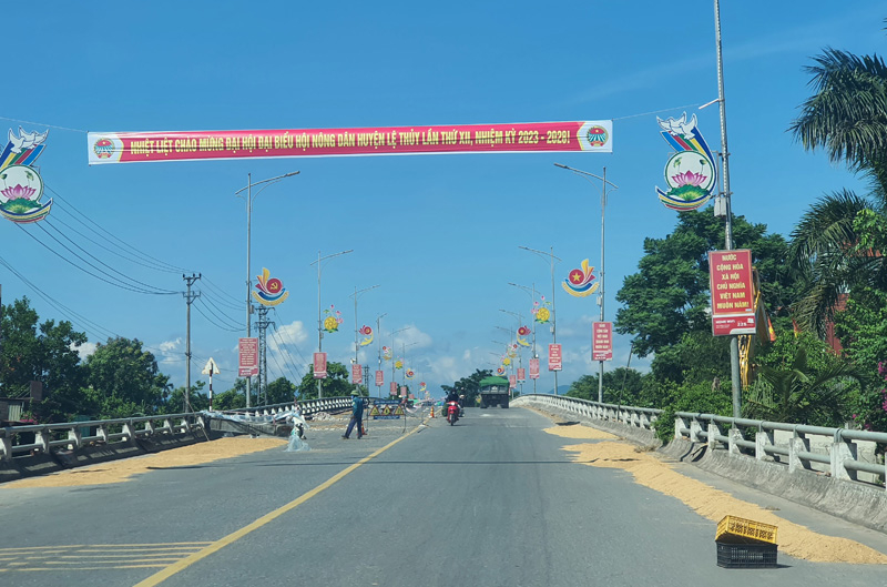 Cầu Kiến Giang đang được khoanh vùng để sửa chữa một số điểm trên mặt cầu khiến mặt cầu đã hẹp song người dân vẫn chiếm dụng phơi lúa ngay trên mặt cầu.