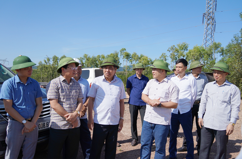 1.Đồng chí Phó Chủ tịch Thường trực UBND tỉnh Đoàn Ngọc Lâm kiểm tra thực địa tiến độ thực hiện gói thầu XL-02, dự án thành phần Bùng - Vạn Ninh.