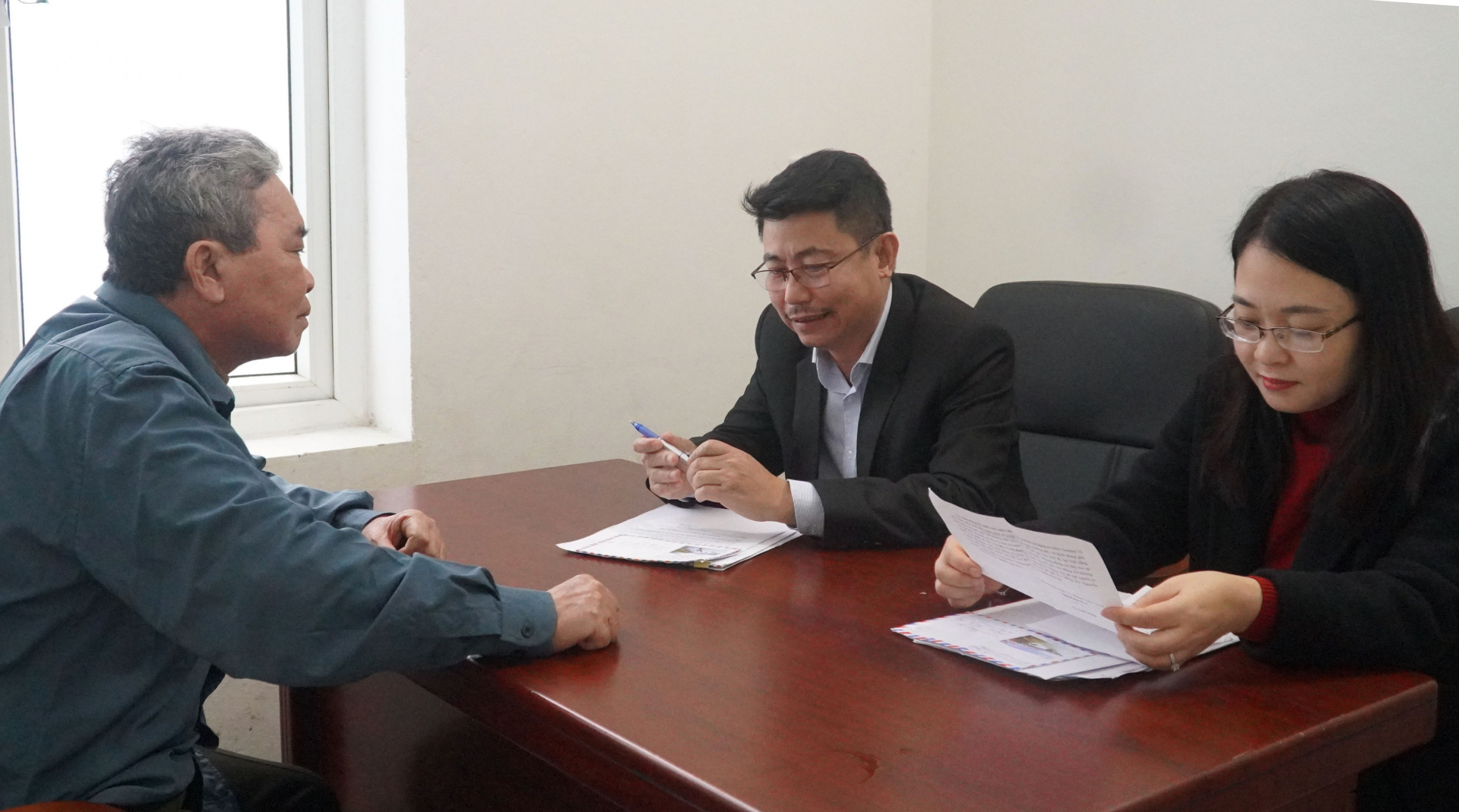 Cán bộ Ban Nội chính Tỉnh ủy giải thích, hướng dẫn cho công dân.
