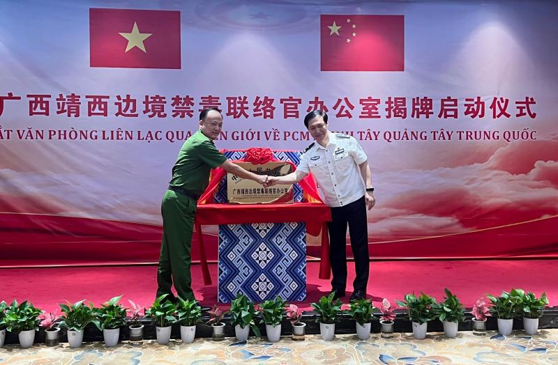 Thượng tá Hoàng Tâm Hiếu và Đồng chí Trương Đạo Minh cắt băng khánh thành Văn phòng BLO Tịnh Tây.