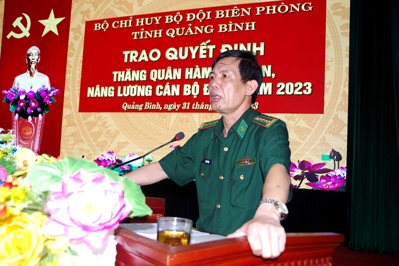 Đồng chí đại tá Lê Văn Tiến, Bí thư Đảng ủy, Chính ủy BĐBP tỉnh phát biểu quán triệt, giao nhiệm vụ cho các sĩ quan được thăng quân hàm, nâng lương.