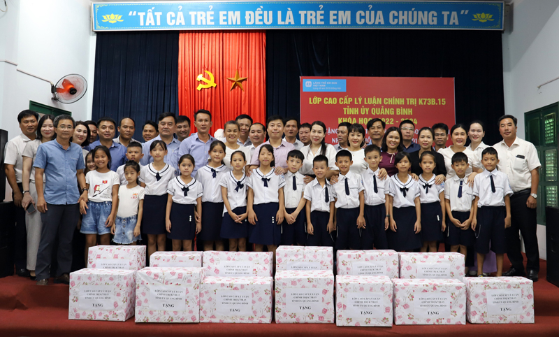 Lớp cao cấp Chính trị K73B.15 trao quà cho Làng SOS Đồng Hới nhân ngày Quốc tế thiếu nhi 1/6