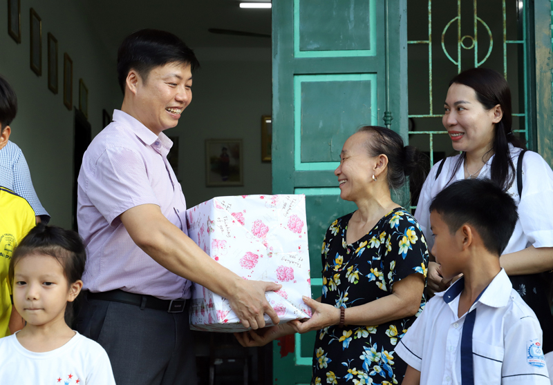 Thăm và tặng quà cho các gia đình trong Làng