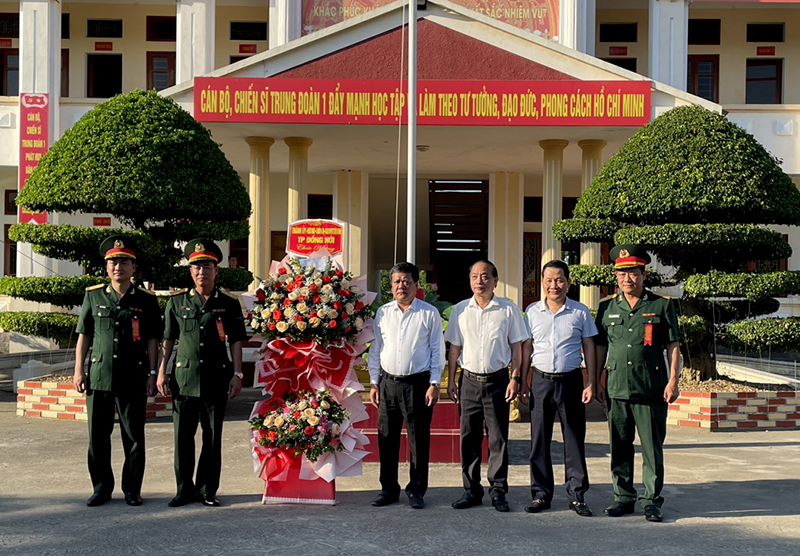 Đồng chí Bí thư Thành ủy Đồng Hới Trần Phong và các đồng chí trong đoàn công tác tăng hoa Trung đoàn 1, Sư đoàn 324 (Quân khu 4). 