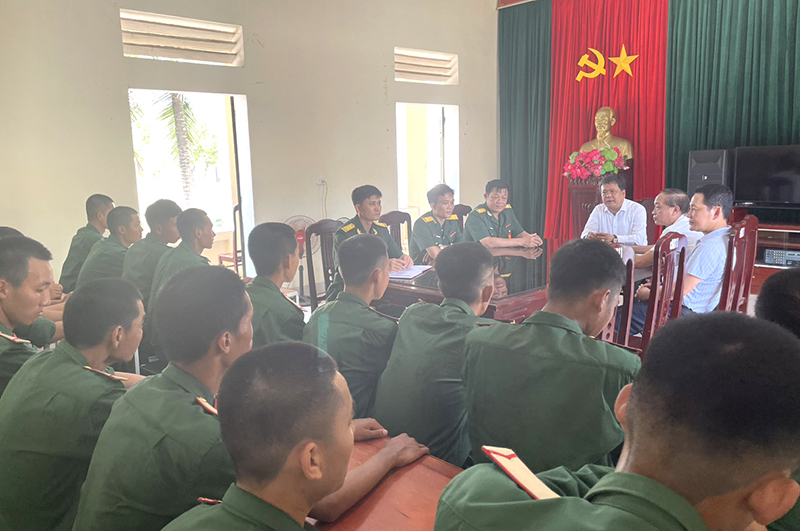 Các đồng chí trong Đoàn công tác thăm hỏi, động viên chiến sĩ mới của TP. Đồng Hới nhập ngũ năm 2023.