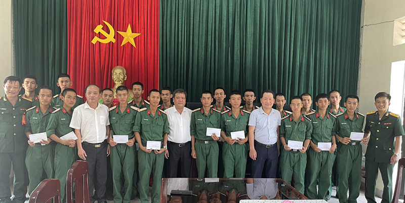 Các đồng chí trong Đoàn công tác của thành phố tác tặng quà các chiến sỹ mới đang thực hiện nghĩa vụ quân sự.