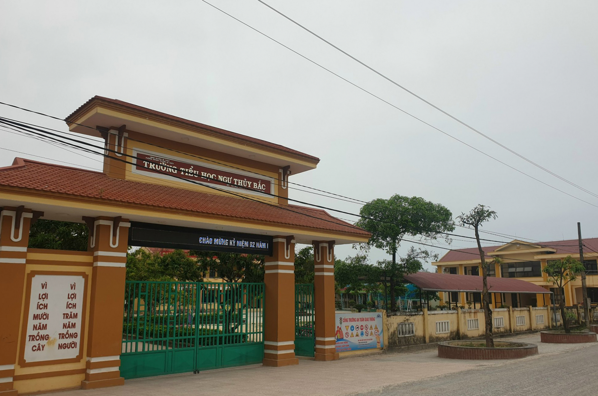 Trường tiểu học Ngư Thủy Bắc nơi xảy ra vụ việc khiến Hiệu trưởng và Phó hiệu trưởng bị kỷ luật.
