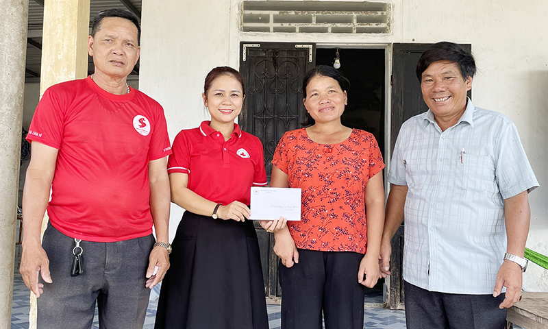 Nhiều phần quà ý nghĩa, thiết thực được trao cho những hoàn cảnh khó khăn trên địa bàn huyện Bố Trạch trong dịp Tháng Nhân đạo.