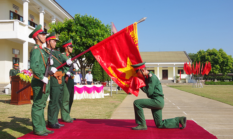 Chiến sỹ mới thực hiện nghi thức tuyên thệ.
