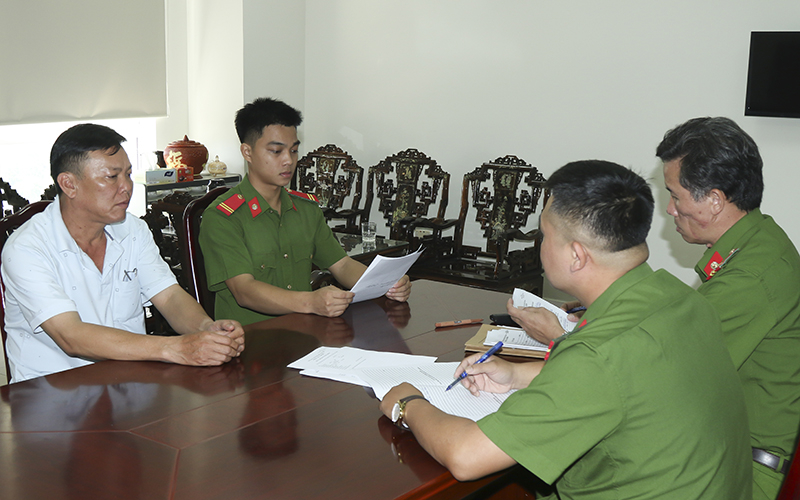 Đối tượng Nguyễn Khắc Ninh đến Phòng Cảnh sát thi hành án hình sự và hỗ trợ tư pháp, Công an tỉnh đầu thú sau hơn 30 năm trốn thi hành án.