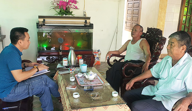 Lãnh đạo HTX Hoành Vinh (bên phải ảnh) khẳng định với phóng viên Báo Quảng Bình không có bất cứ mối liên hệ nào liên quan đến việc thực hiện san lấp đất khu vực Cấp Dắt với phía ông Võ Doãn Bình.