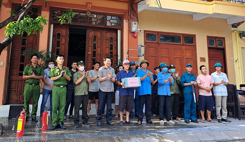 Lãnh đạo UBND TP. Đồng Hới tặng quà cho các lực lượng tham gia diễn tập 5 phương án phòng cháy, chữa cháy.